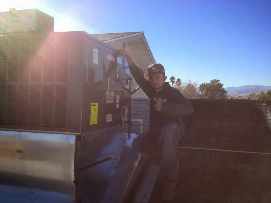 HVAC technician performing Air Duct Repair on a rooftop unit in San Buenaventura (Ventura)